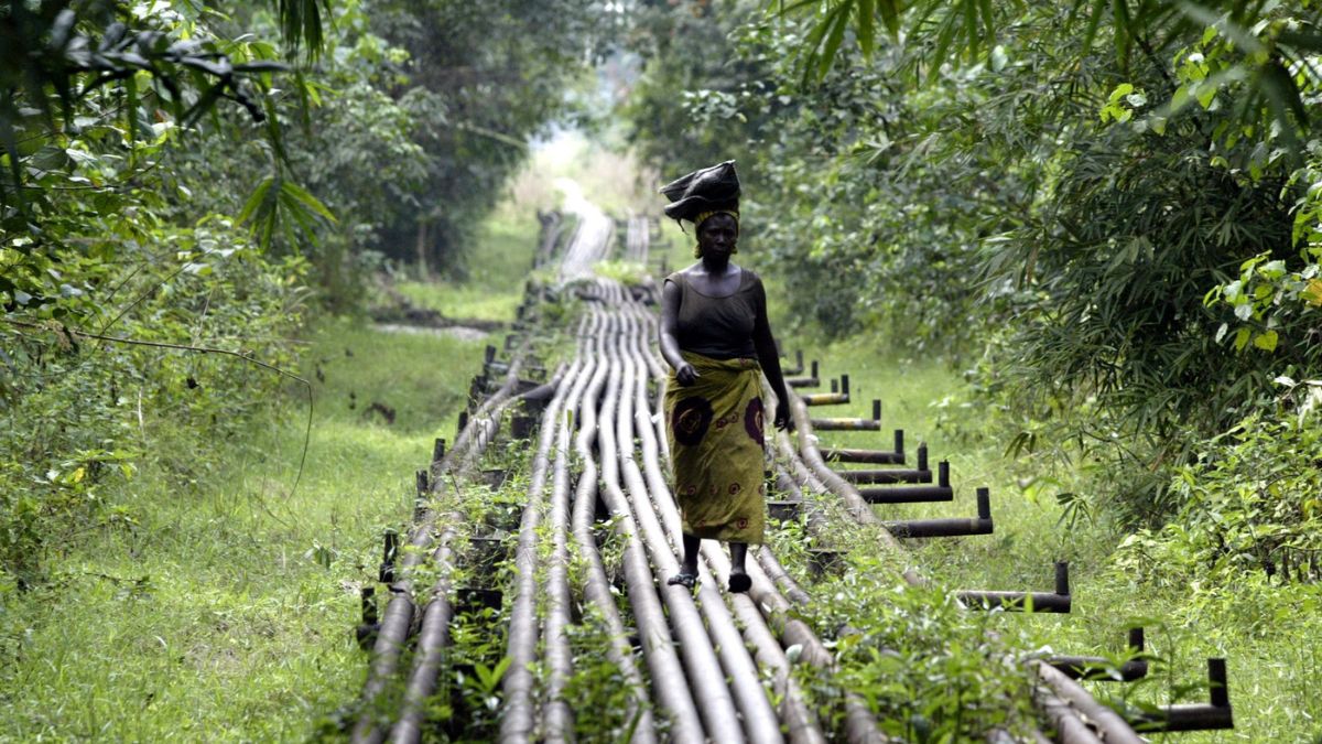 Einen Frau läuft auf Gasleitungen in Afrika