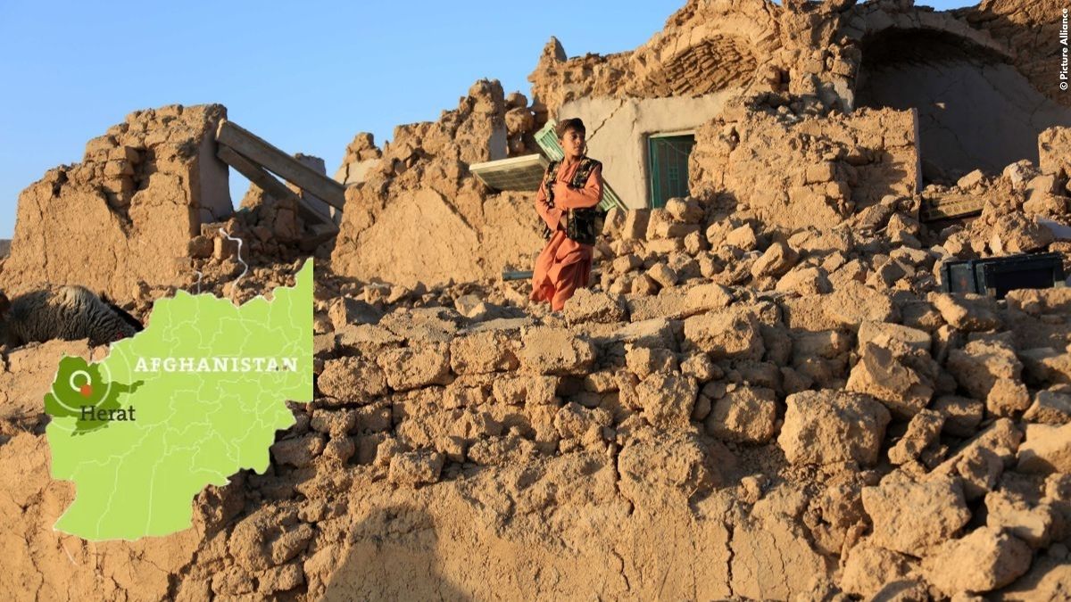 Pressemitteilung DAHW & Misereor: Erdbeben in Afghanistan. En junger Mann in den Trümmern eines Gebäudes © Picture Alliance | Misereor