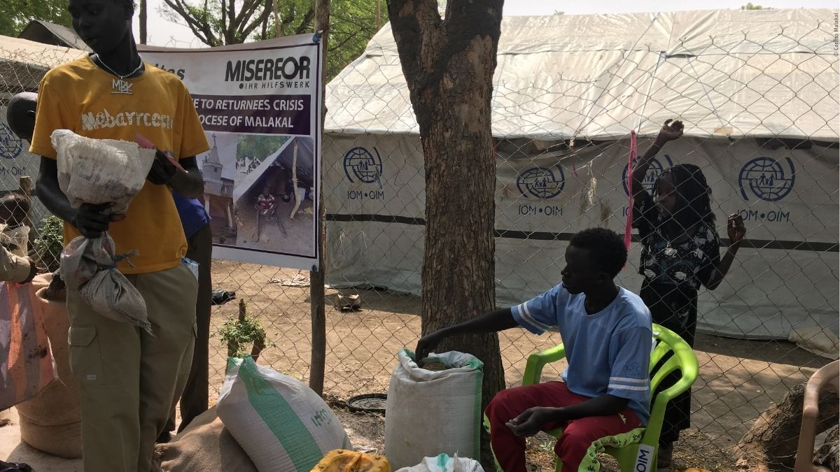 Sudan: Sorge angesichts der humanitären Krise - Verteilung von Wasser an die notleidende Bevölkerung © Caritas Malakal