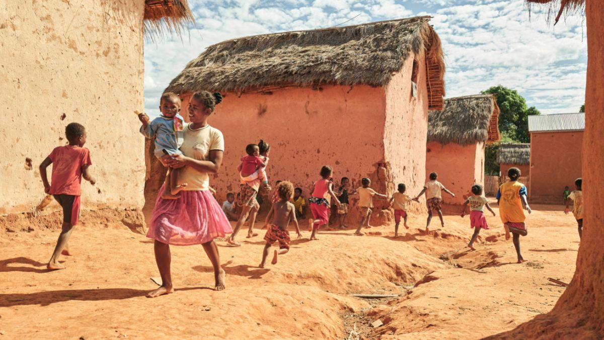 Kinder und Lehrerin in Madagaskar