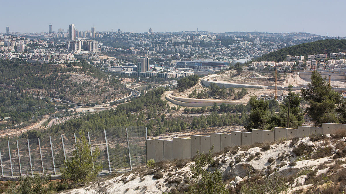 Mauern und Zäune zwischen israelischem und besetztem Gebiet