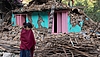 Nepal: Eine Frau steht weinend vor einem vom Erdbeben zerstörten Haus © Picture Alliance