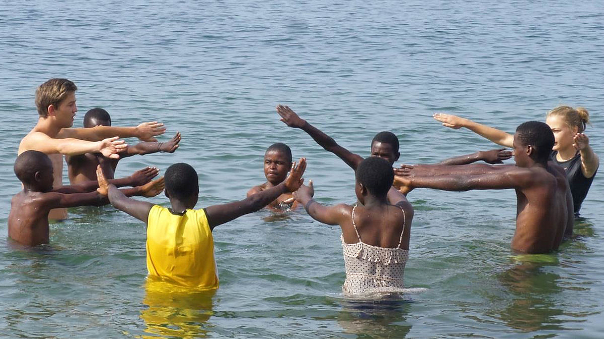 Eine Gruppe von Menschen im Wasser beim Schwimmkurs