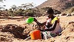 Vorschaubild von 'spendenaufruf-hunger-in-afrika-Kenianische-Frau-mit-Baby-an-vertrockneter-Wasserstelle.jpg'