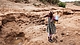 Vorschaubild von 'spendenaufruf-hunger-in-afrika-Kenianische-Frau-an-vertrockneter-Wasserstelle.jpg'