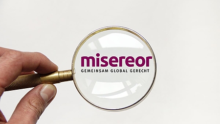 Das Misereor-Logo unter der Lupe