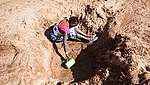 Vorschaubild von 'spendenaufruf-hunger-in-afrika-Kenianische-Frau-schöpft-Wasser-am-Wasserloch.jpg'