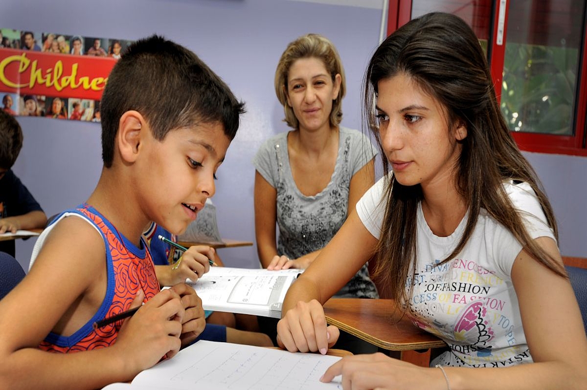 Betreuung bei Schulaufgaben für Flüchtlinge im Libanon