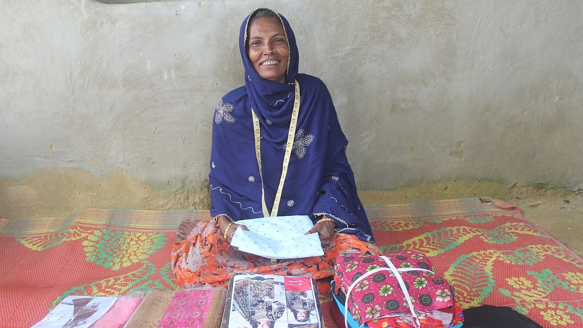 Frau mit Webstoffen in Bangladesch
