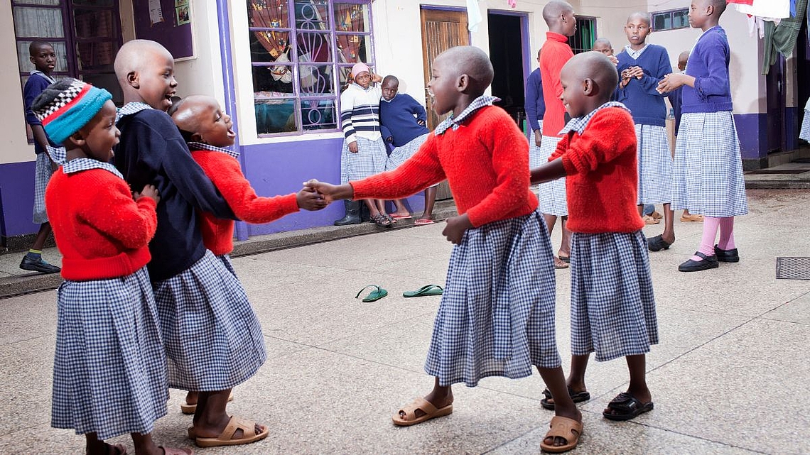 Sicheres Zuhause und Zeit für Spiele für die Bewohnerinnen des Misereor-Partnerprojekts «Rescue Dada Centre» in Nairobi, Kenia.