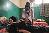 Ärztin Tamrat Sultan untersucht eine schwangere Patientin.