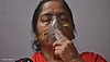 Frau mit Sauerstoffmaske