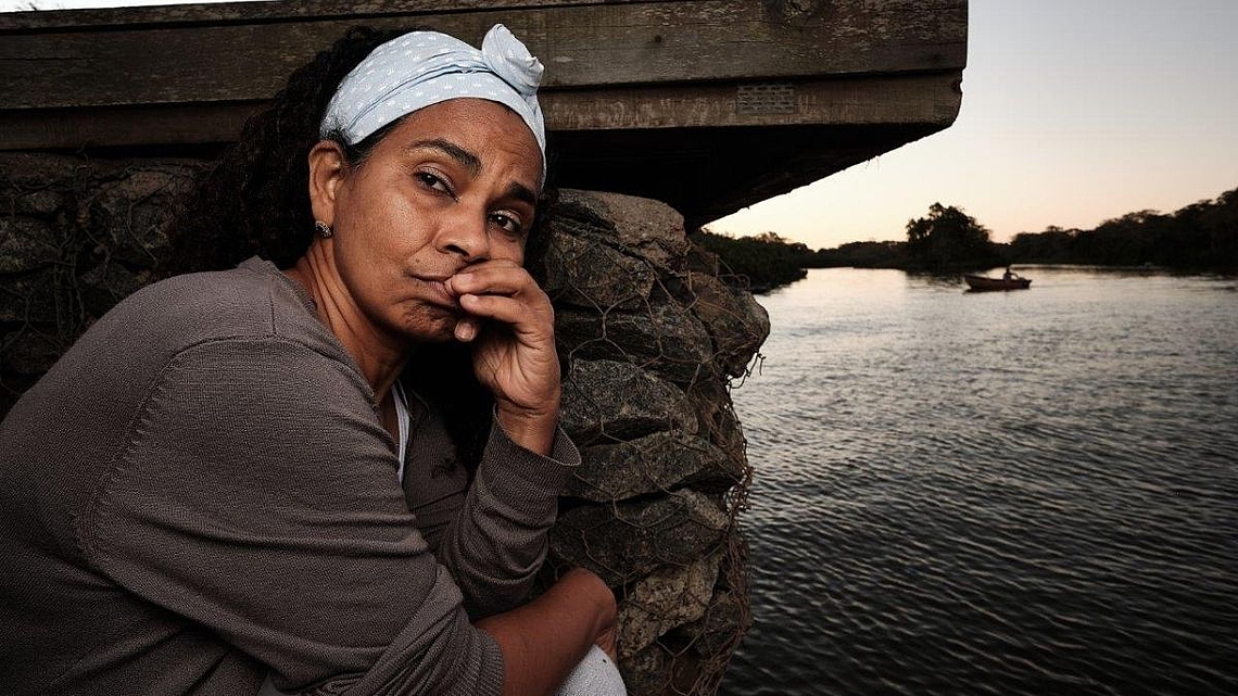 Luciana O*, 49, sitzt an der Hafenmole in Regência. Fünf Jahre ist es her, dass sie und ihre Kinder zum letzten Mal im Rio Doce geschwommen sind