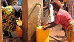 Vorschaubild von 'spendenprojekt-nigeria-frau-holt-wasser-an-wasserstelle.JPG'