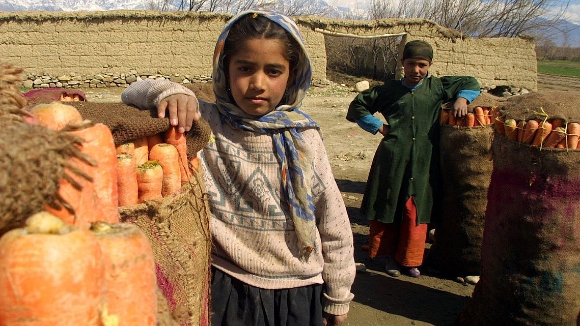 Mädchen mit Säcken, in denen Karotten sind, in Afghanistan