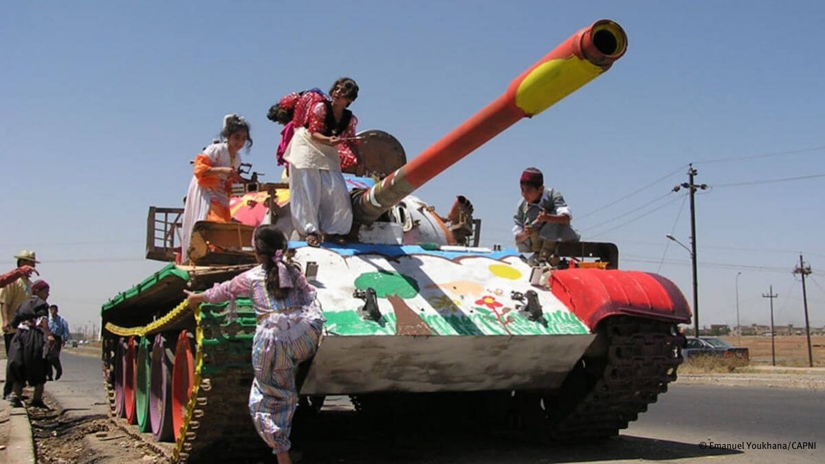 Bemalter, bunter Panzer mit spielenden Kindern