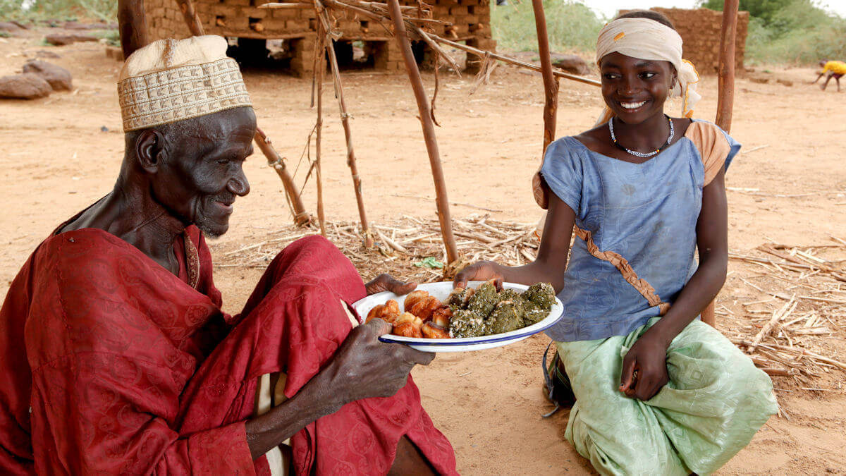 Essen in einem traditionellen Dorf in der Sahelzone. 