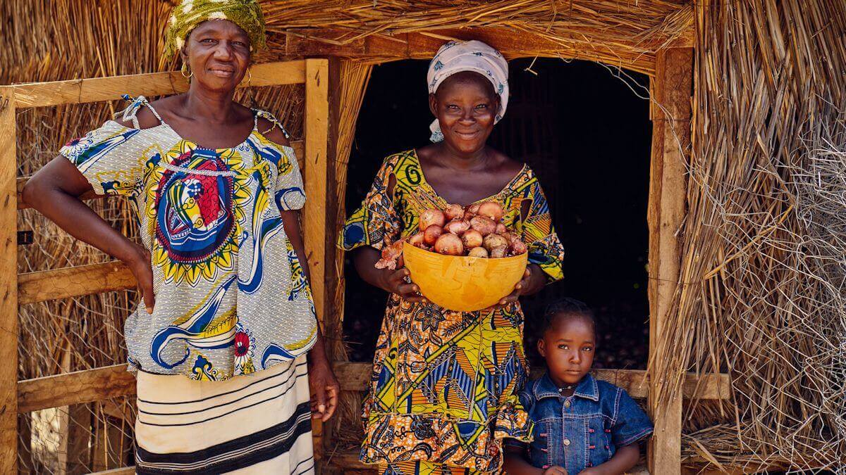 Frau und Kind in Burkina Faso mit Zwiebeln