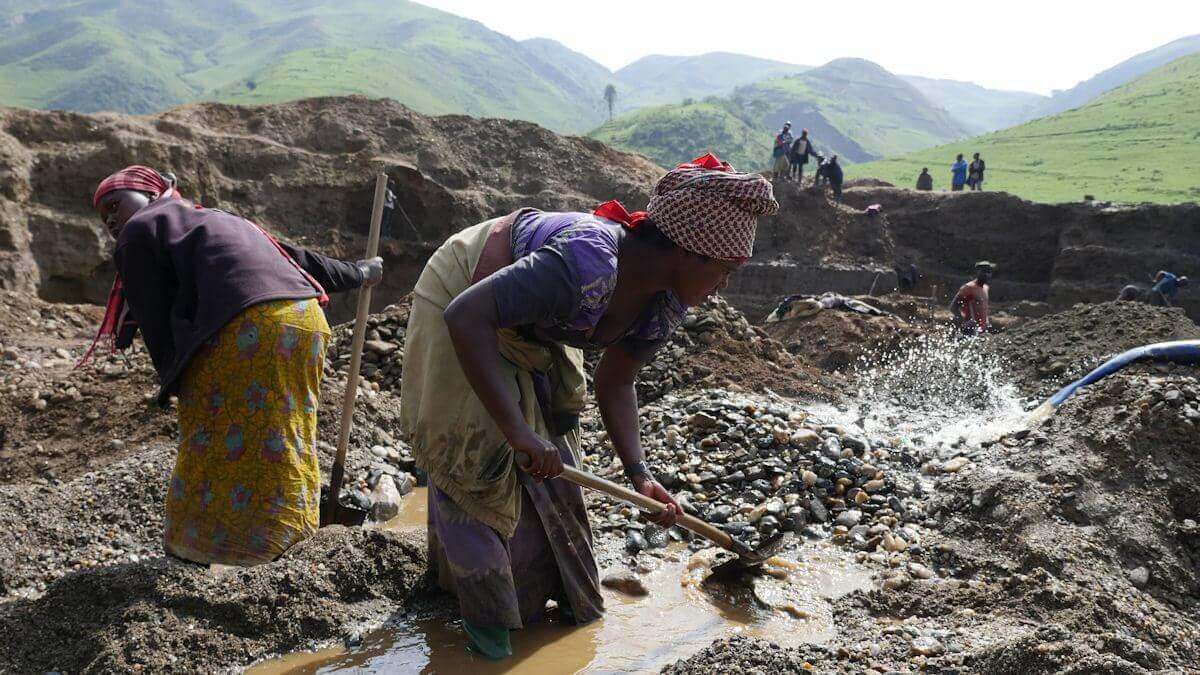 Frauen arbeiten in einer Coltanmine
