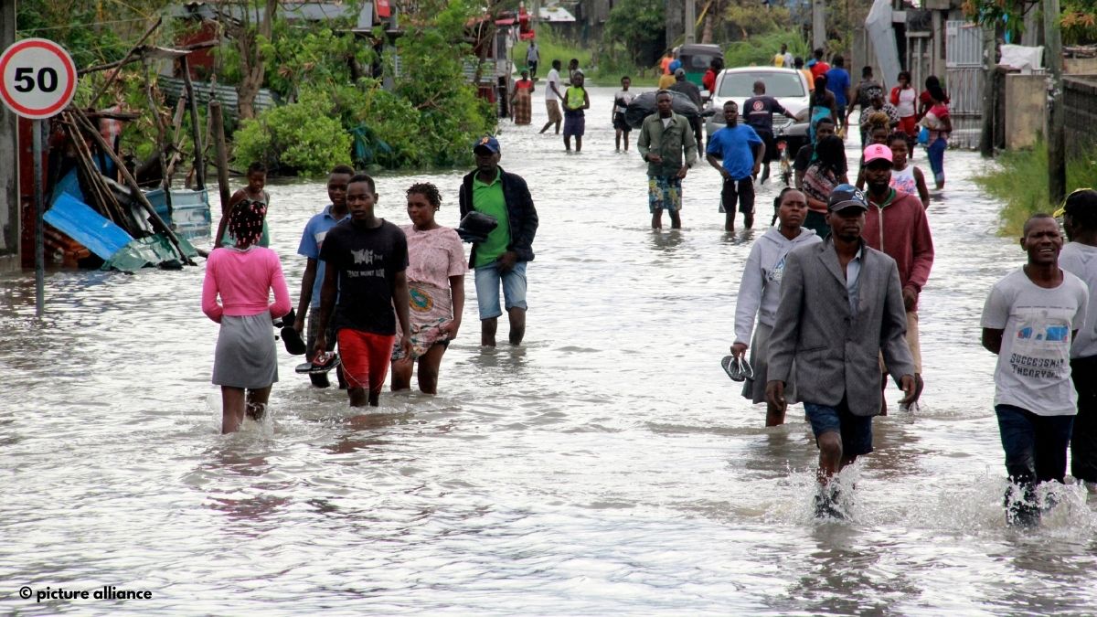Menschen waten durch überflutete Straßen nach Zyklon Eloise in Mosambik