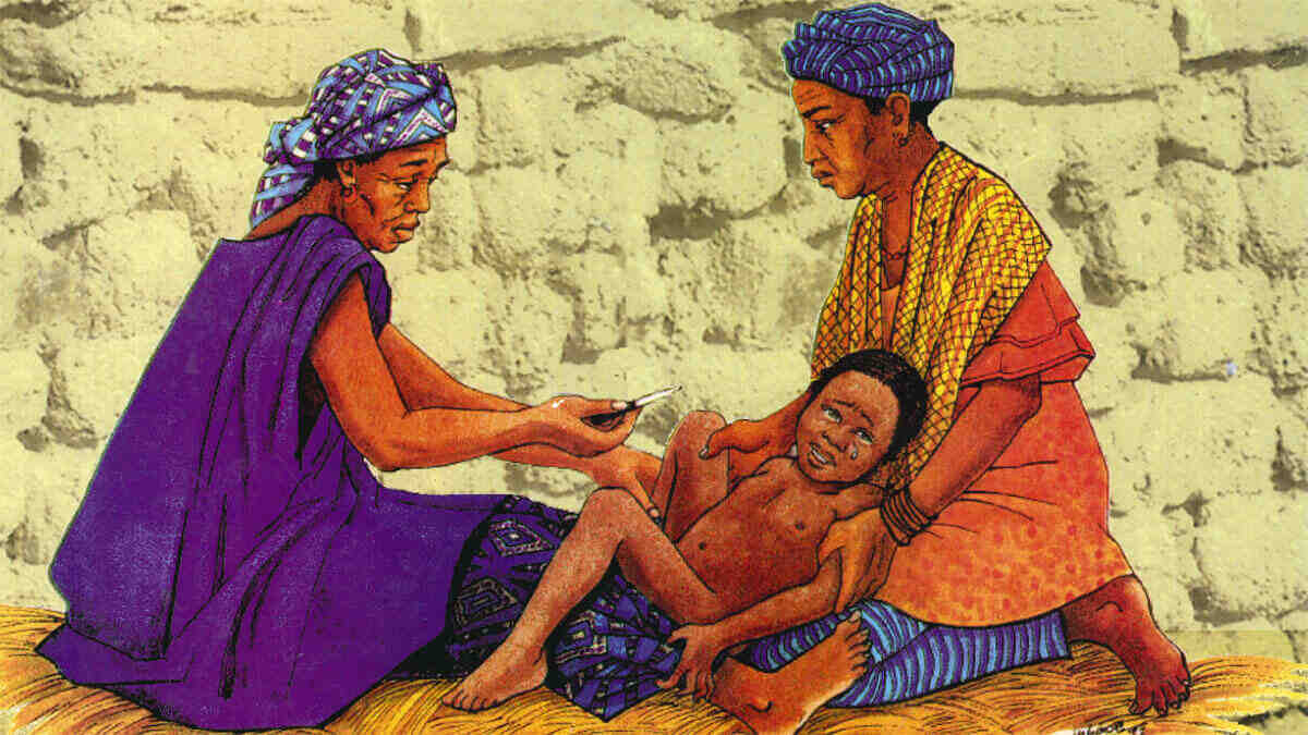 Zwei Frauen sitzen auf dem Boden. Zwischen ihnen liegt nackt ein weinendes Mädchen. Eine Frau hält ein Messer in der Hand um die Beschneidung durchzuführen.