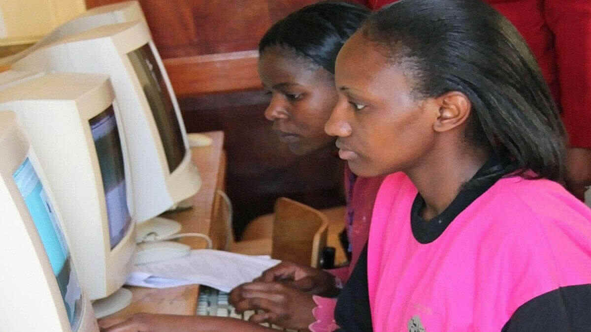 Zwei junge Frauen sitzen an Computern.