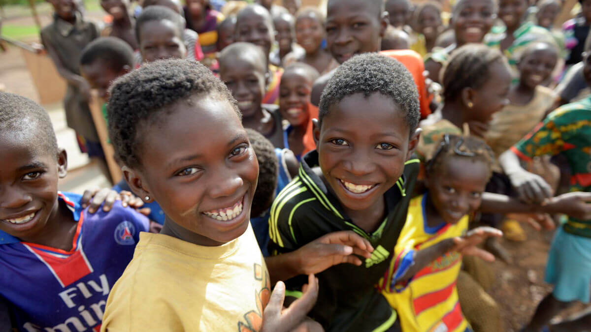 Schüler aus Burkina Faso grinsen in die Kamera