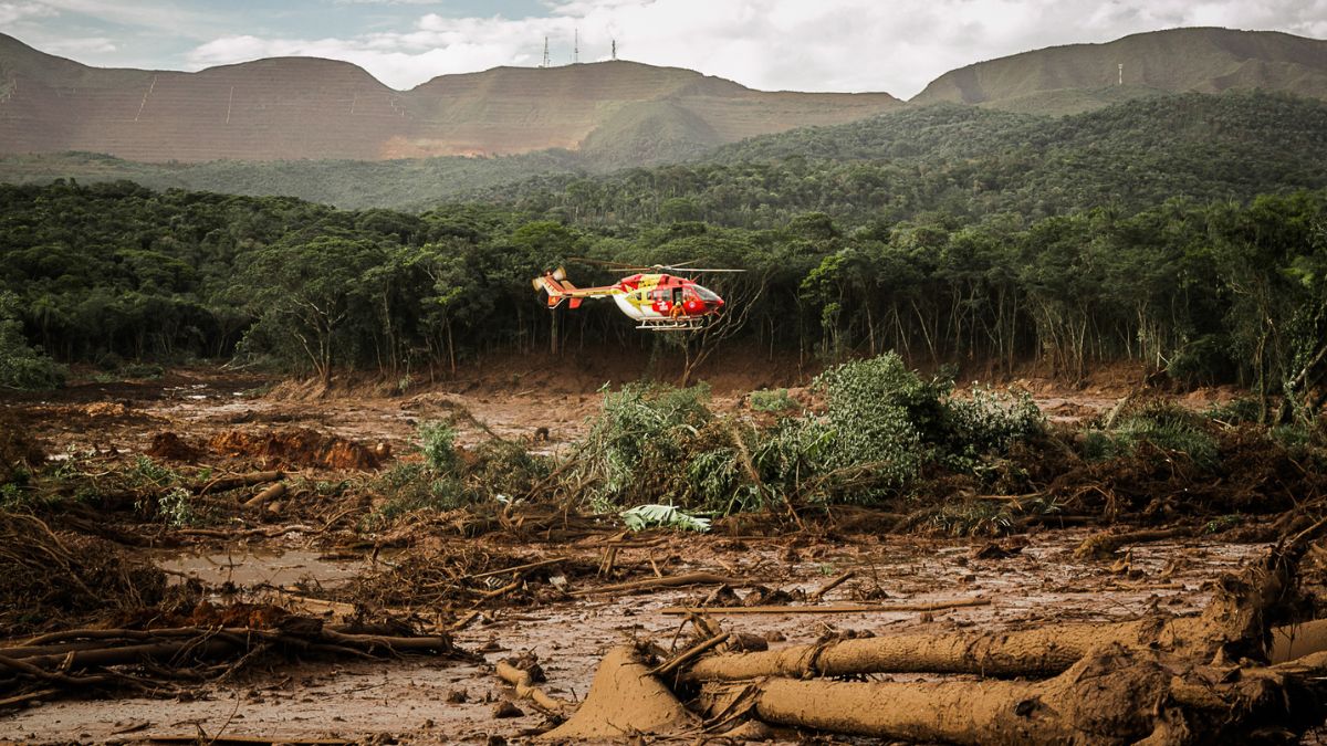 Helikopter über Schlammregion, Brumadinho © Isis Medeiros