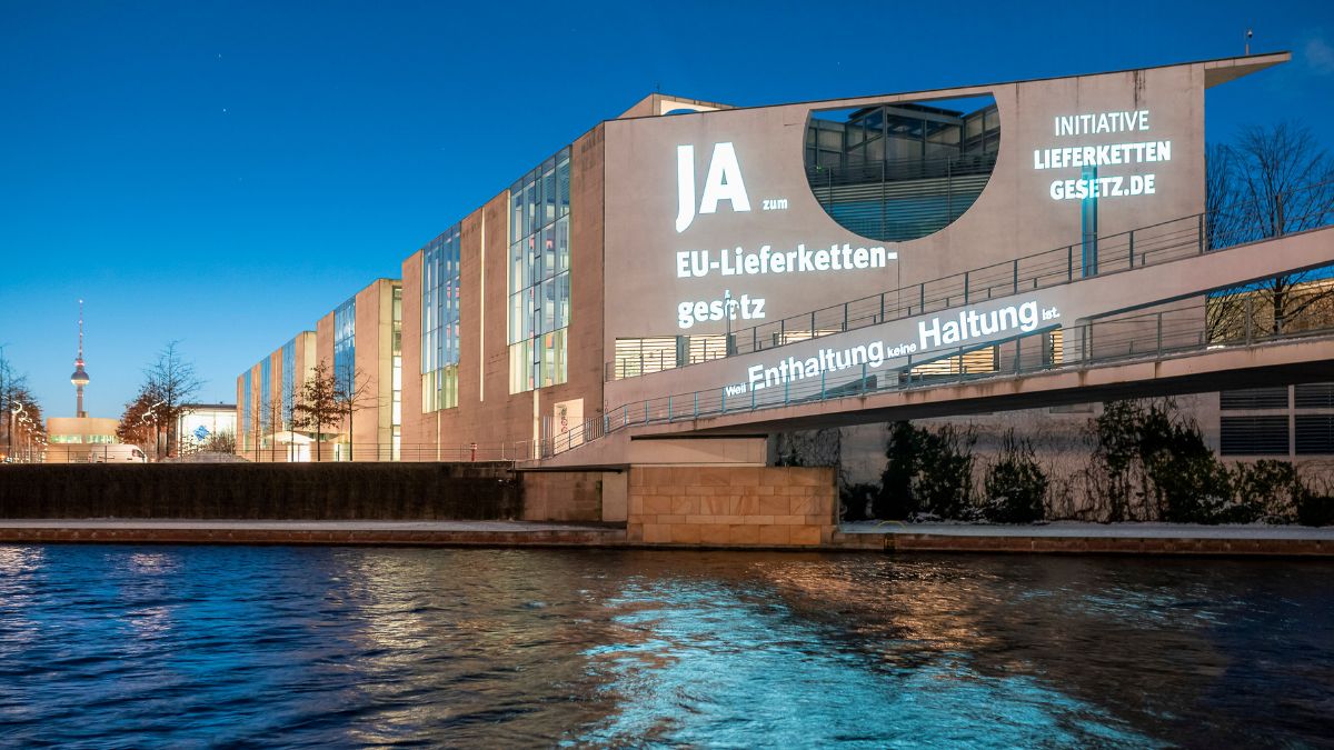 Projektion vor dem Kanzleramt in Berlin: JA zum EU-Lieferkettengesetz © Paul Lovis Wagner