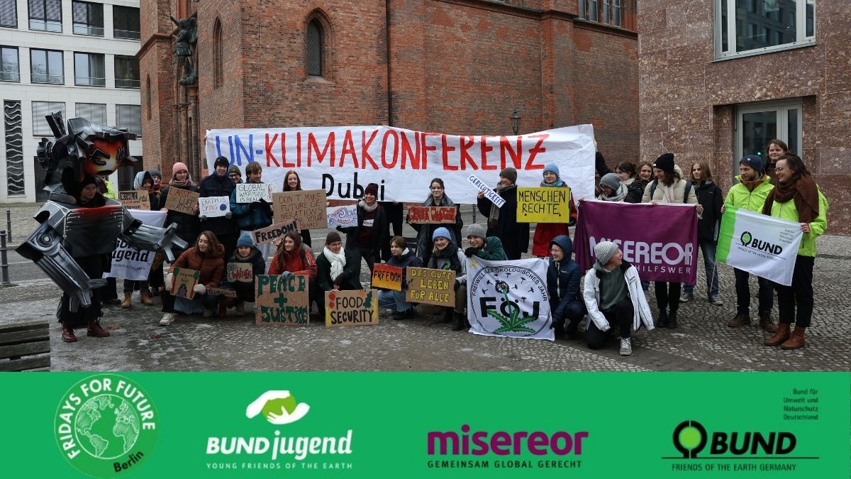 Protestaktion in Berlin: Klimagerechtigkeits-Bündnis setzt Zeichen für das Ende fossiler Energien zur Weltklimakonferenz  - Gruppenbild
