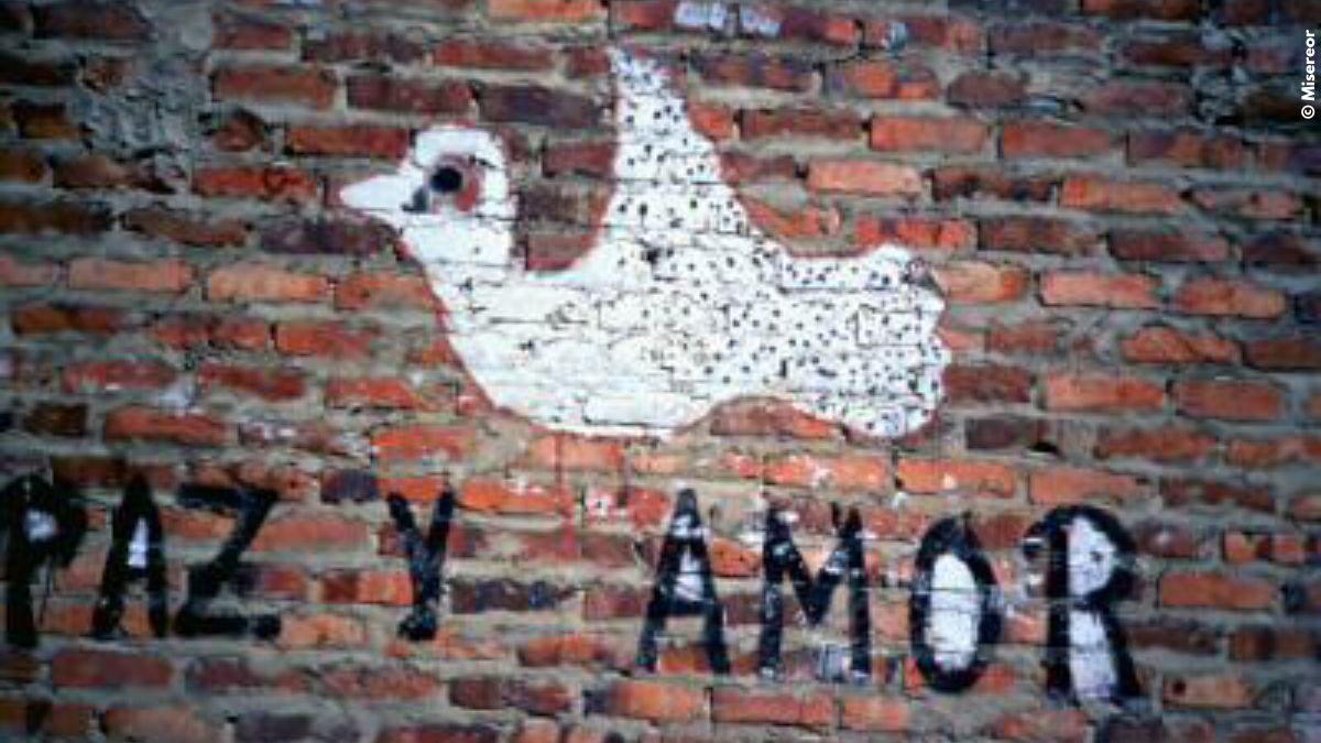 Friedenstaube auf Hauswand PAZ y Amor (Frieden und Liebe) in Bogotá