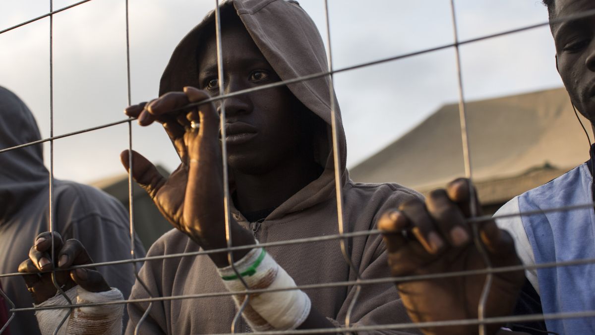 Afrikanische Flüchtlinge am Grenzzaun in der spanischen Exklave Melilla in Nordafrika